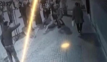 Kadına sopalı saldırı kamerada