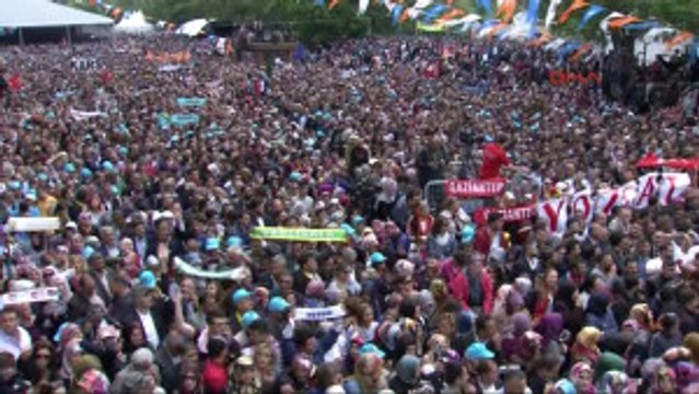 AK Parti 3. Olağanüstü Büyük Kongresi 'Recep Tayyip Erdoğan' Sloganlarıyla Başladı 2