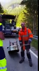 ils posent un énorme pétard sous une brouette ,elle est complètement détruite !