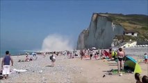 un énorme morceau de falaise s'effondre sur la plage devant eux EN NORMANDIE