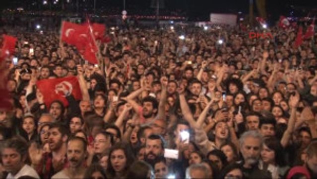 Izmir'de Havai Fişekli, Konserli Kutlama