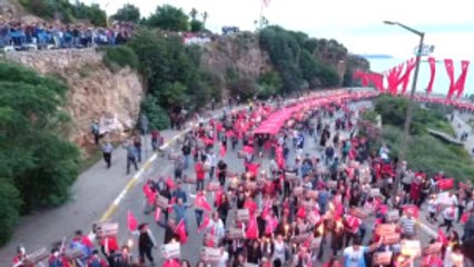 Konyaaltı Varyantı 400 Metrelik Türk Bayrağıyla Kaplandı