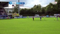 Coup franc très bien frappé mais dégagé par la défense de Pau FC.