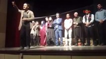 Bitlis Tiyatro Sahnesinde Sürpriz Evlenme Teklifi