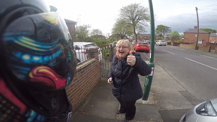 Il discute calmement avec la femme qui a manqué de le renverser