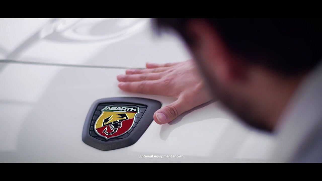 VÍDEO: capó pintado a mano del Abarth 124 Spider