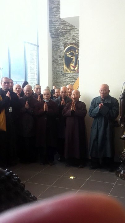Vietnamische mönche im buddha-museum