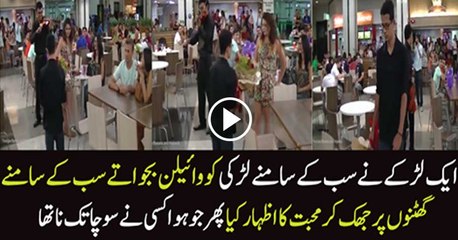 A Boy Proposed a Girl in a Mall and Got Strange Reply