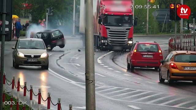 Un camion grille un feu rouge et percute une voiture au croisement