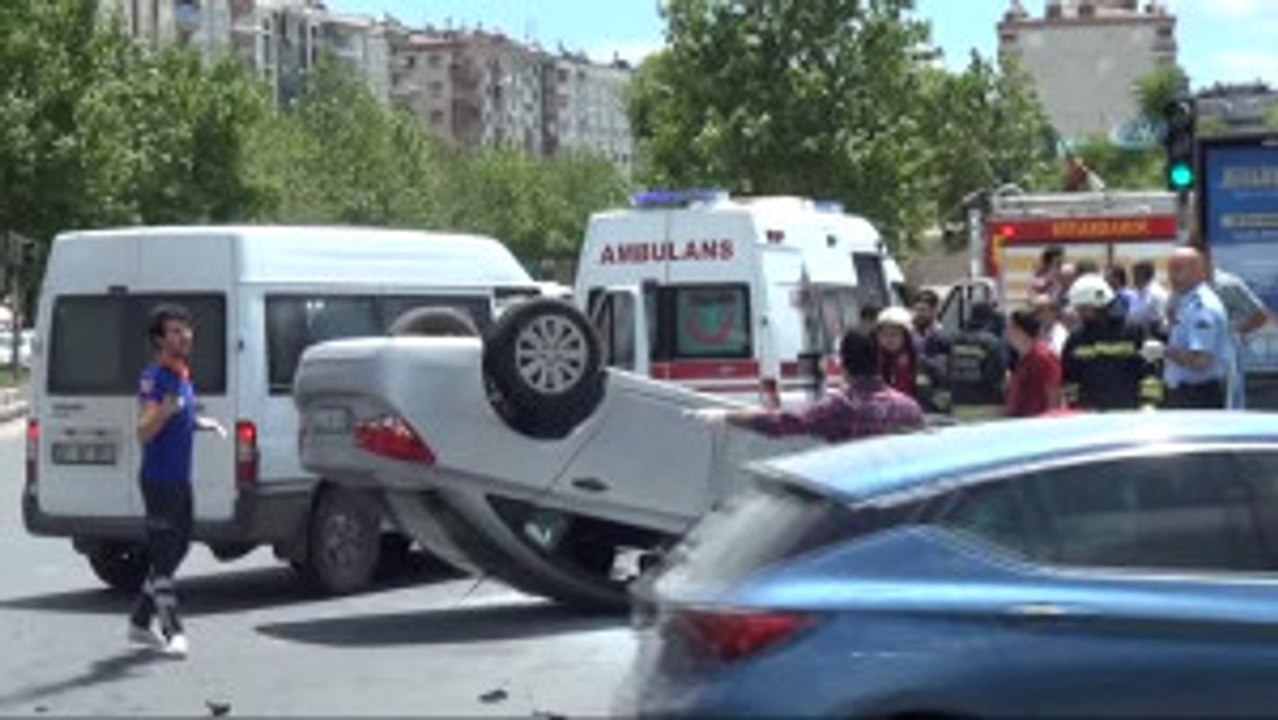 Kırmızı Işık İhlali Kazayla Sonuçlandı: 3 Yaralı