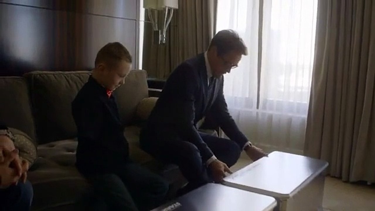 Robert Downey Jr.(Iron Man)'ın Çocuğa Biyonik Kol Vermesi