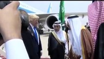 Melania Trump foregoes headscarf in Saudi Arabia, Shakes hand with King Salman