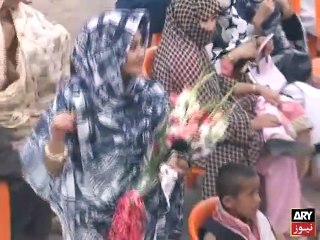 Imran Khan Give Gift To A Woman In His Jalsa