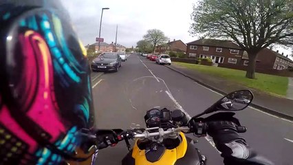 Ce motard le plus zen du monde vient discuter avec la personne qui a faillit le renverser... Anti Road rage