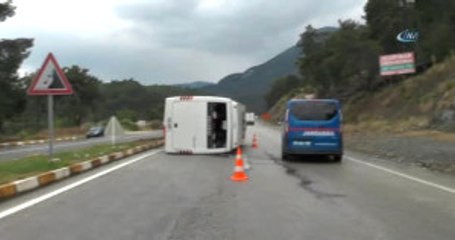 Antalya'da Tur Otobüsü Devrildi: 16 Turist Yaralı