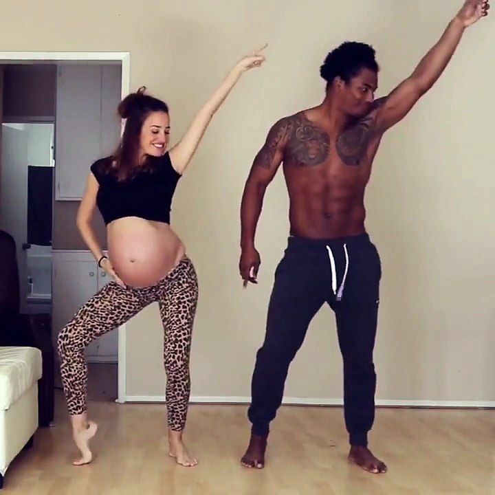 De toute beauté! Une femme enceinte danse avec son mari et son bébé!