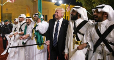ABD Başkanı Trump Suudi Arabistan'da Eline Kılıcı Alıp Dans Etti