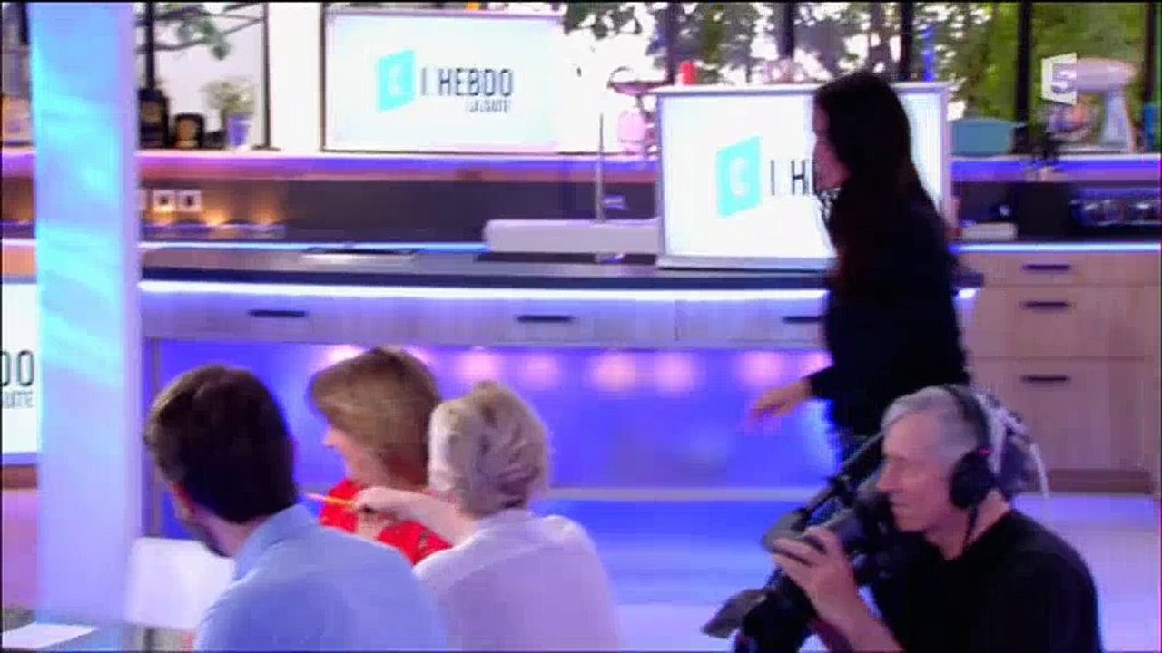 Jade Lagardère pique la place d'Anne-Elisabeth Lemoine dans "C l'hebdo"