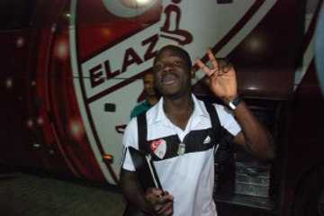 Traore Otobüs Muavinlerine Taş Çıkarttı