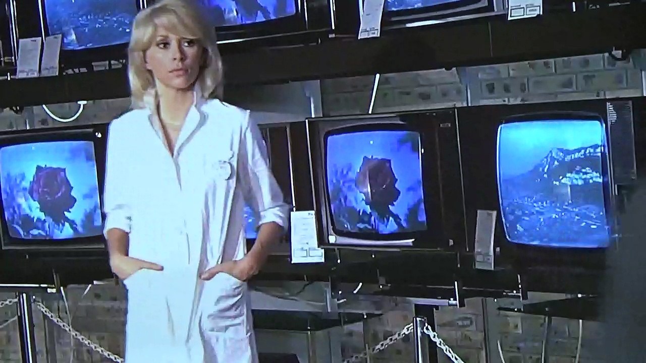 Le grand blond avec une chaussure noire