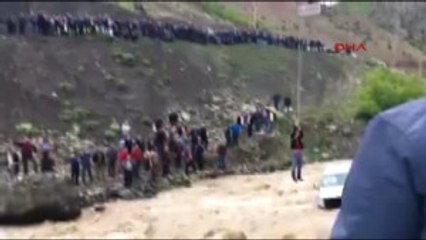 Artvin Kaza Sonrası Derede Mahsur Kalan CHP'li Meclis Üyesini Itfaiye Kurtardı