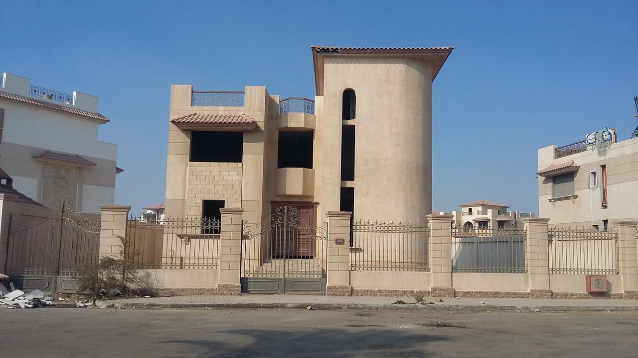 فيلا للبيع بالشيخ زايد في كمبوند رويال سيتى كمبوند رائع