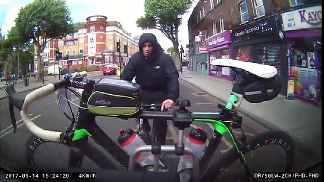 Un cycliste essaie de voler un vélo accroché à une voiture (Londres)