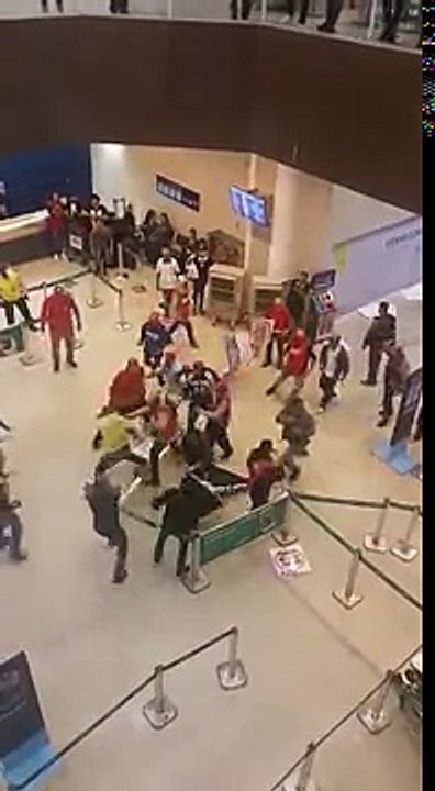 TERRORISMO - ESQUERDA TRUCULENTA ATACA PASSAGEIROS E TRABALHADORES EM AEROPORTO 28 de abr de 2017