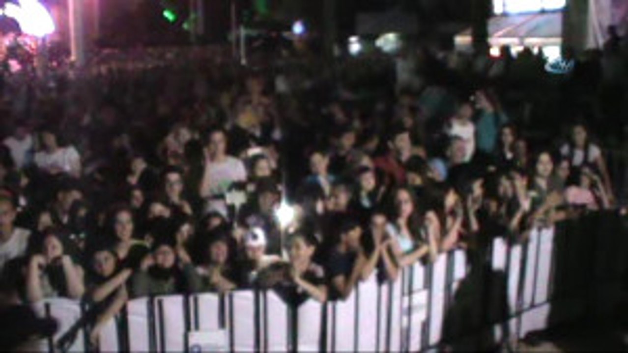 Hande Yener Serik'te 15 Bin Kişiye Konser Verdi