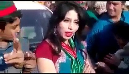 This is what Annie Khan doing in the PTI Jalsa   She got Ash