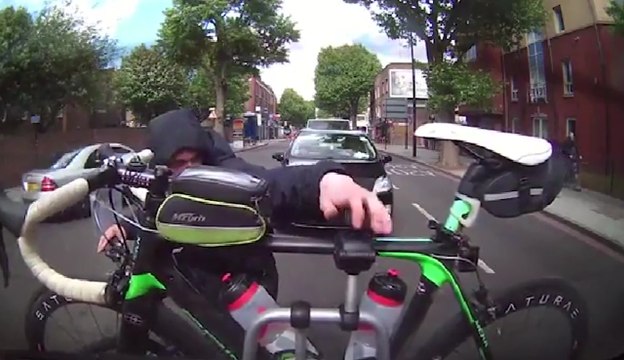 Un voleur de vélo essaye détacher un vélo de son support