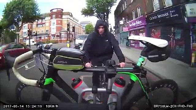 Ce gars essaie de voler un vélo accroché à l'arrière d'une voiture en marche