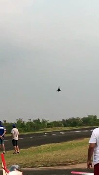 Ce show aérien est dingue... Chute libre, looping...