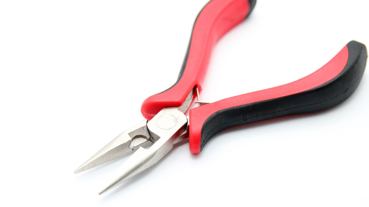 Une pince plate lisse 2 en 1 : un outils pour le montage de vos bijoux