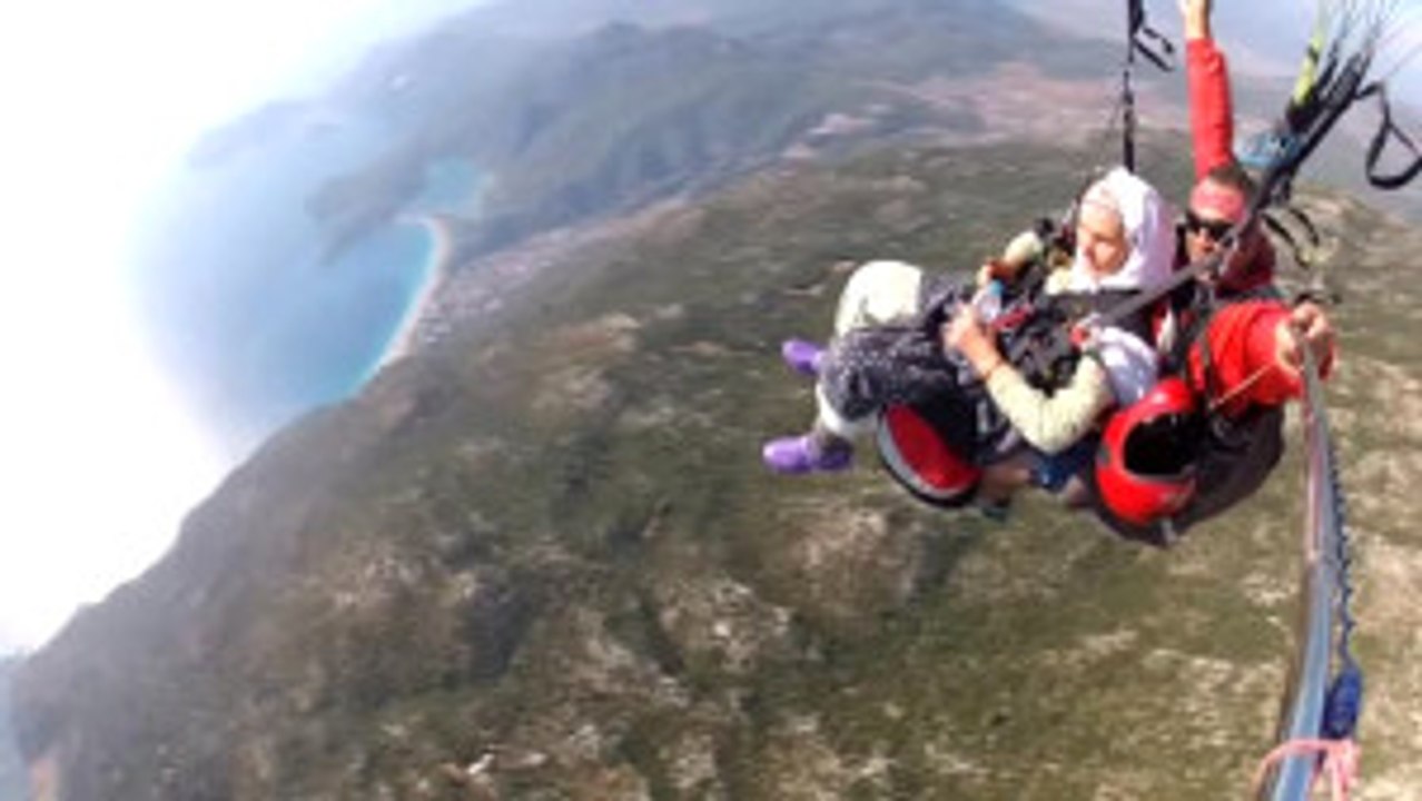 87 Yaşında Paraşütle Atlayan Halime Nine Fenomen Oldu