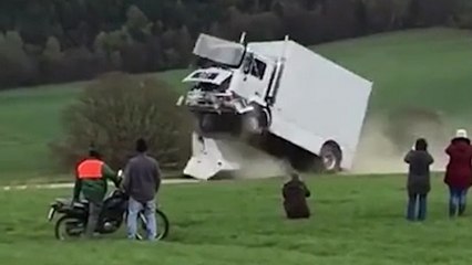 Un PDG fonce lui-même dans un bloc de béton au volant d'un camion