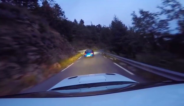 Deux homme roulent comme des fous sur une route de montagne