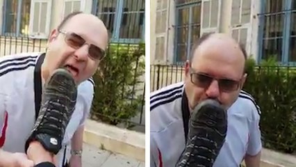 Un homme qui a un comportement étrange avec les chaussures