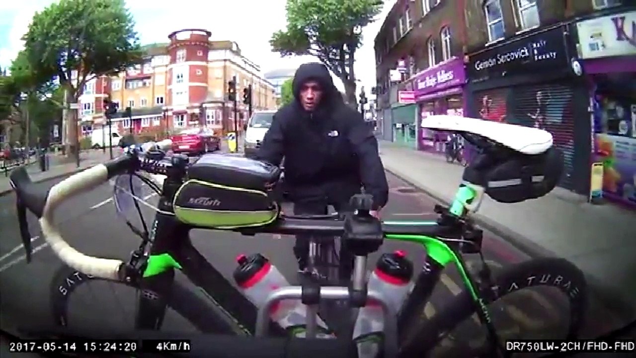 Ce cycliste essaye de voler un vélo accroché à une voiture en route !