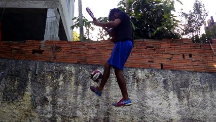 Il dribble et joue de la guitare en équilibre sur une corde !