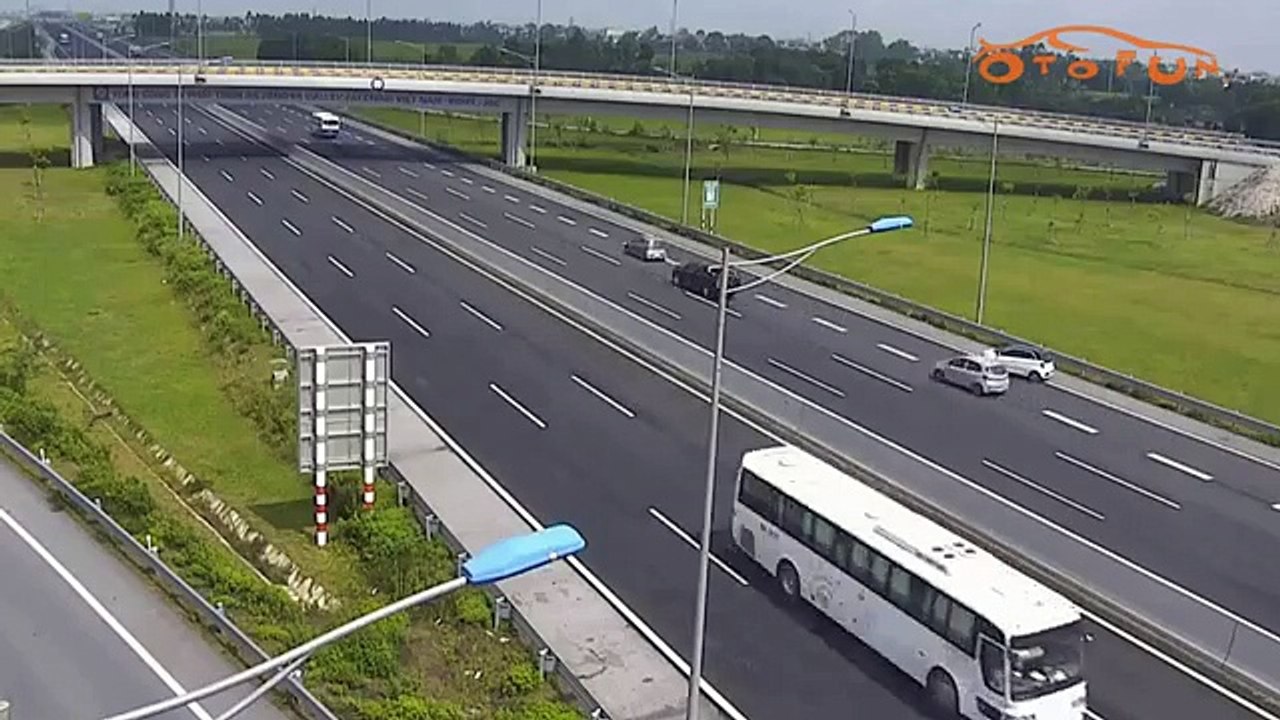 Ôtô hồn nhiên quay đầu, chạy ngược chiều trên cao tốc dài nhất Việt Nam