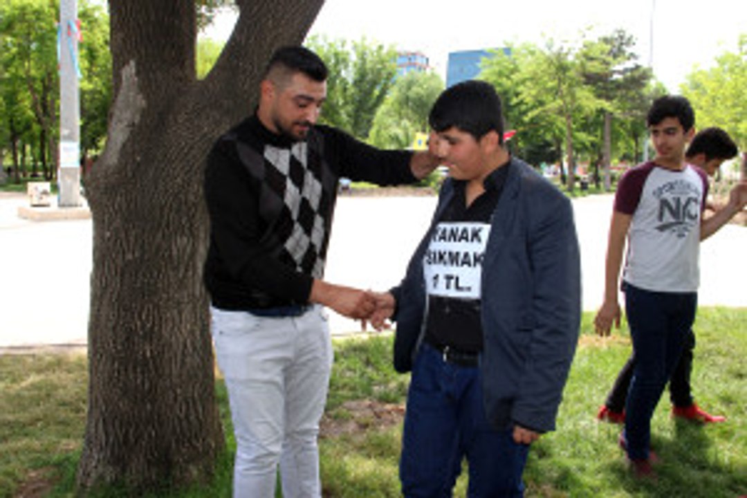 Batmanlı Genç Yanaklarının Sıkılmasını Ticarete Dönüştürdü