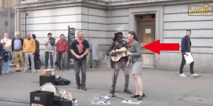 Il chante Bob Marley, Puis cette dame se joint à lui. J’en ai la chair de poule