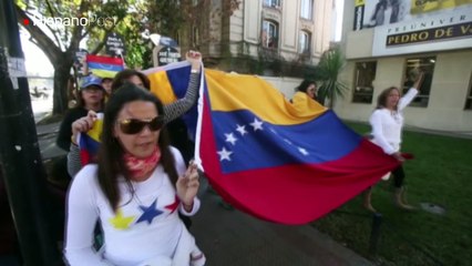 Venezolanos en Chile protestan contra Gobierno de Maduro cerca de la embajada