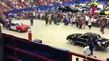 Due auto si distruggono a vicenda davanti a centinaia di spettatori. Guardate di cosa si tratta!