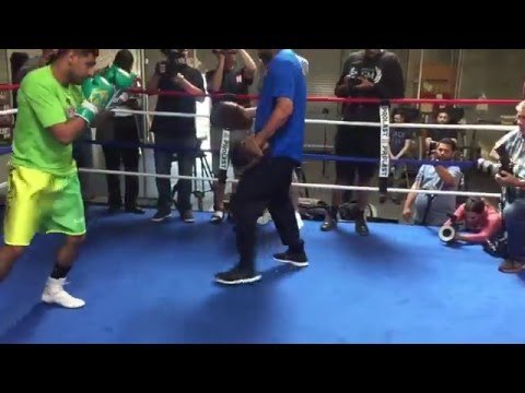 AMIR KHAN SHOWING OFF HIS NEW POWER AT 155lbs!!! - EsNews Boxing