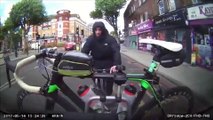Un homme tente de voler un vélo accroché à une voiture !
