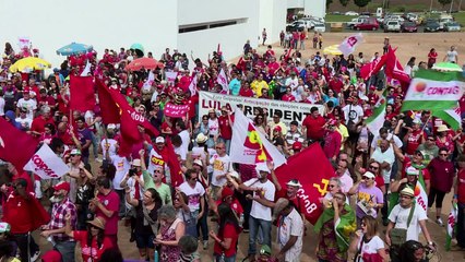 Pequeno protesto pede saída de Temer em Brasília