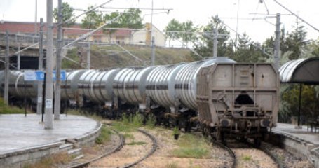 Fotoğraf Çekilmek İçin Trenin Üzerine Çıkan Gençler Elektrik Akımına Kapıldı