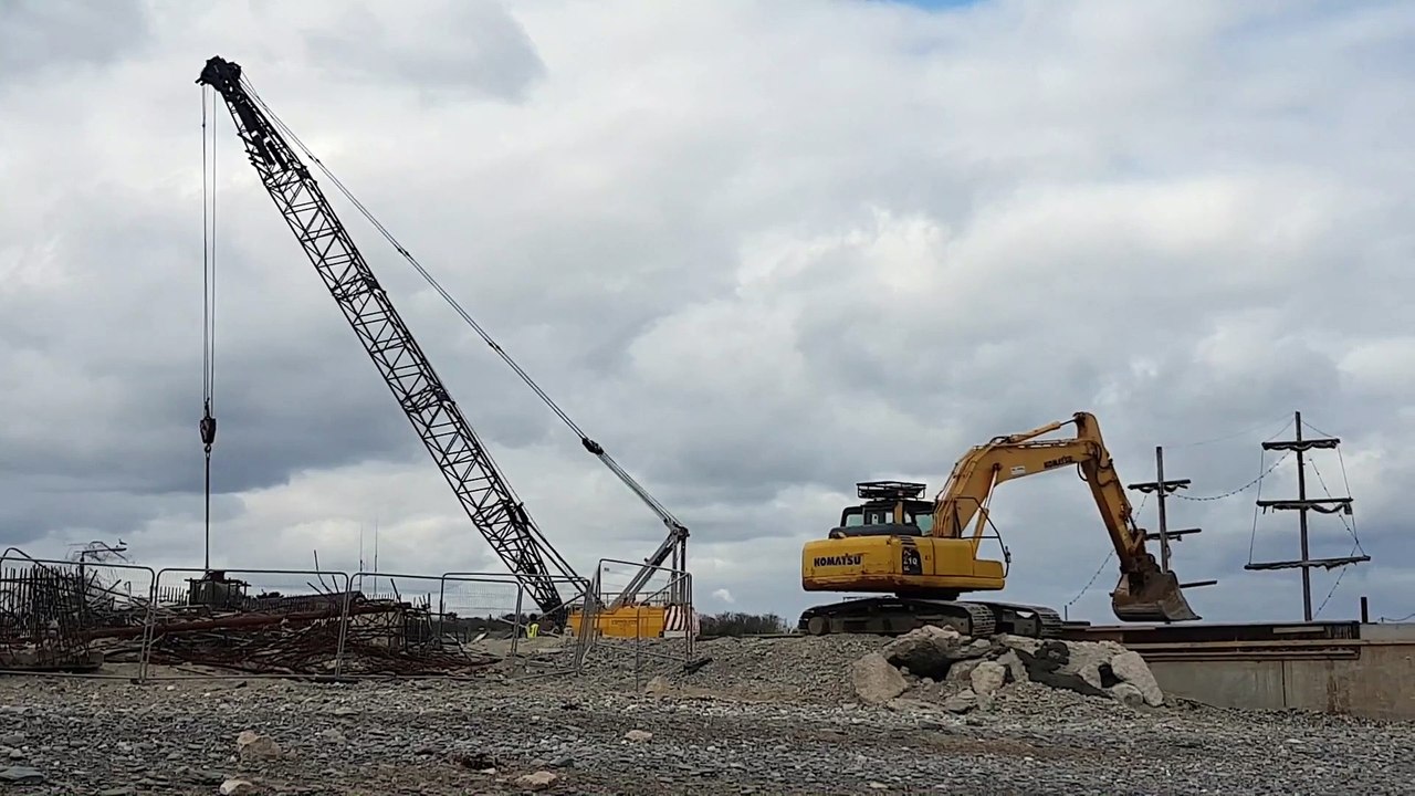 Short video of a Crane & Digger at work at Courtown Harbour (April 2017)
